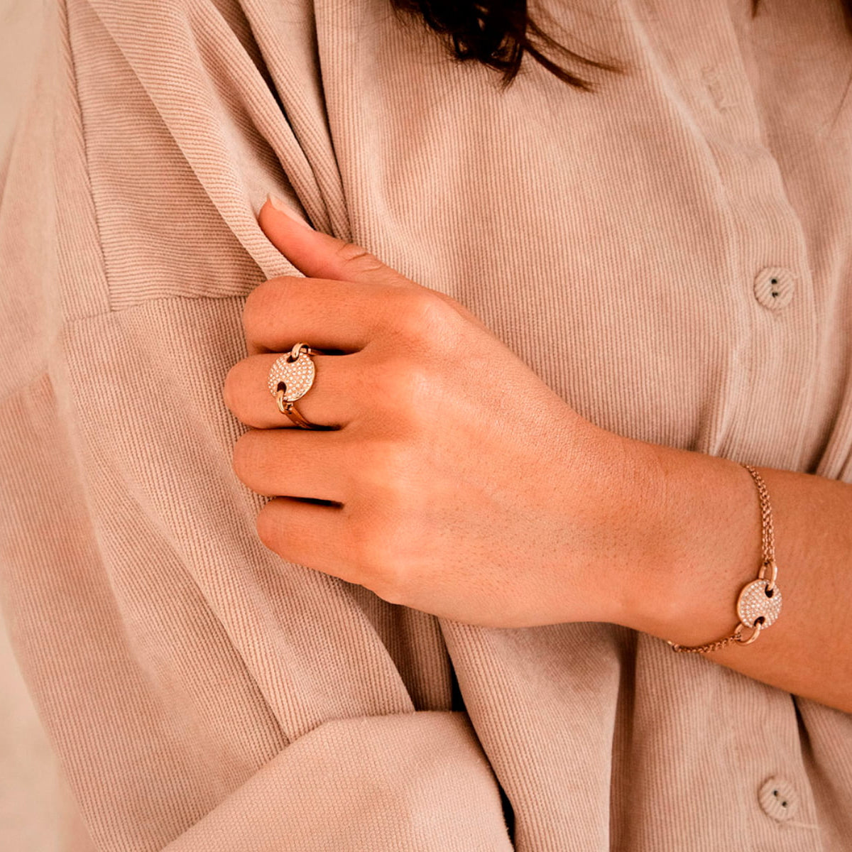 Stylish woman wearing AN JEWELS JEWELRY Mod. AL.RJT01RC-7 collection featuring a gold bracelet and ring.