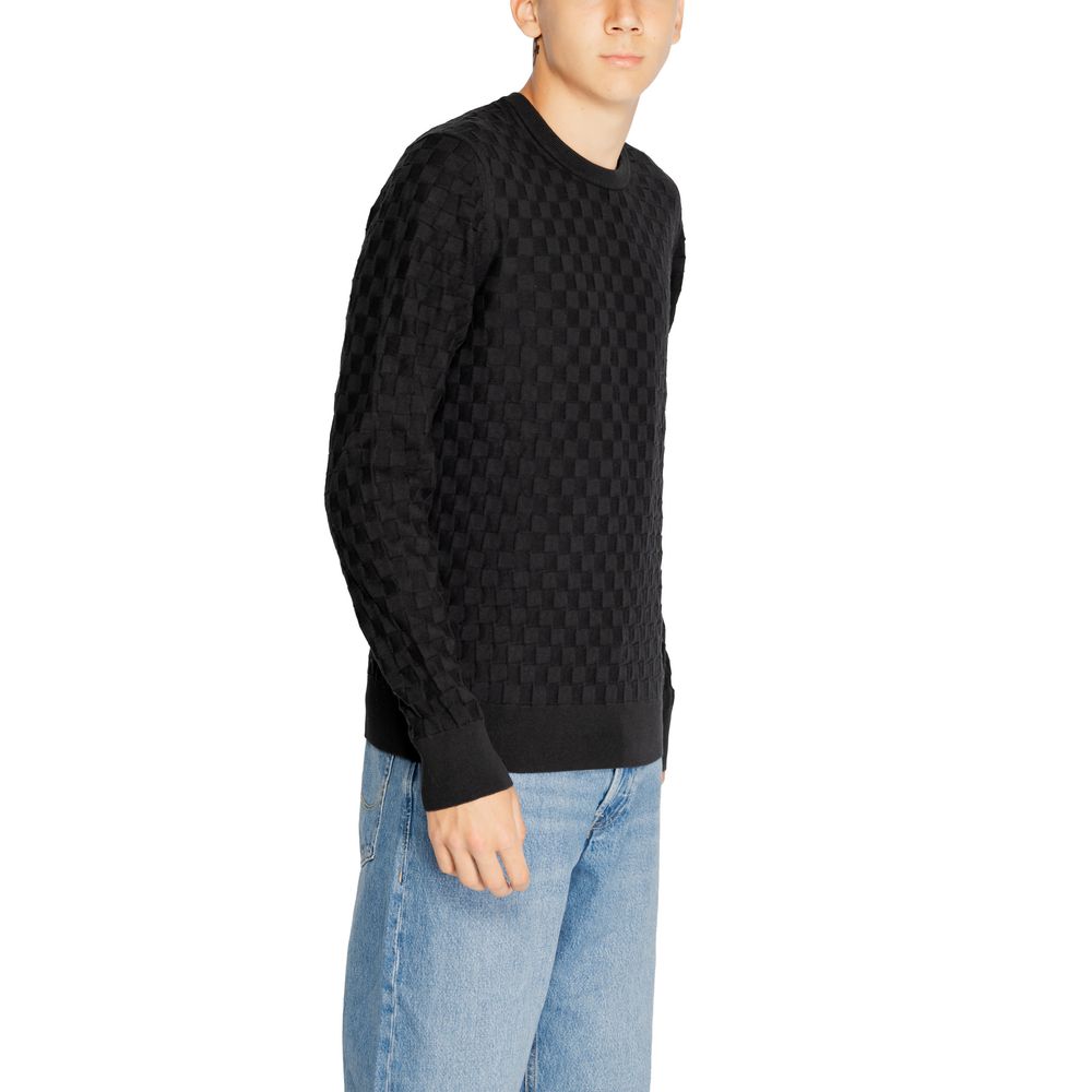 Man wearing Calvin Klein Black Organic Cotton Sweatshirt with basket weave pattern, highlighting modern style and sustainability.