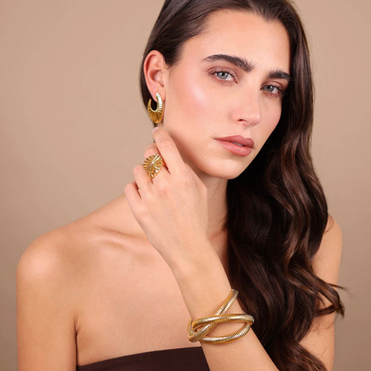 Model wearing ETRUSCA JEWELS JEWELRY Mod. WSET00869.YG with earrings, ring, and bracelet