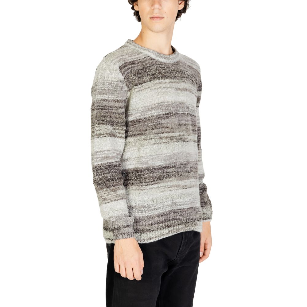 Gianni Lupo Gray Polyacrylic Sweatshirt with horizontal stripes on model, autumn-winter stylish men’s casual wear.