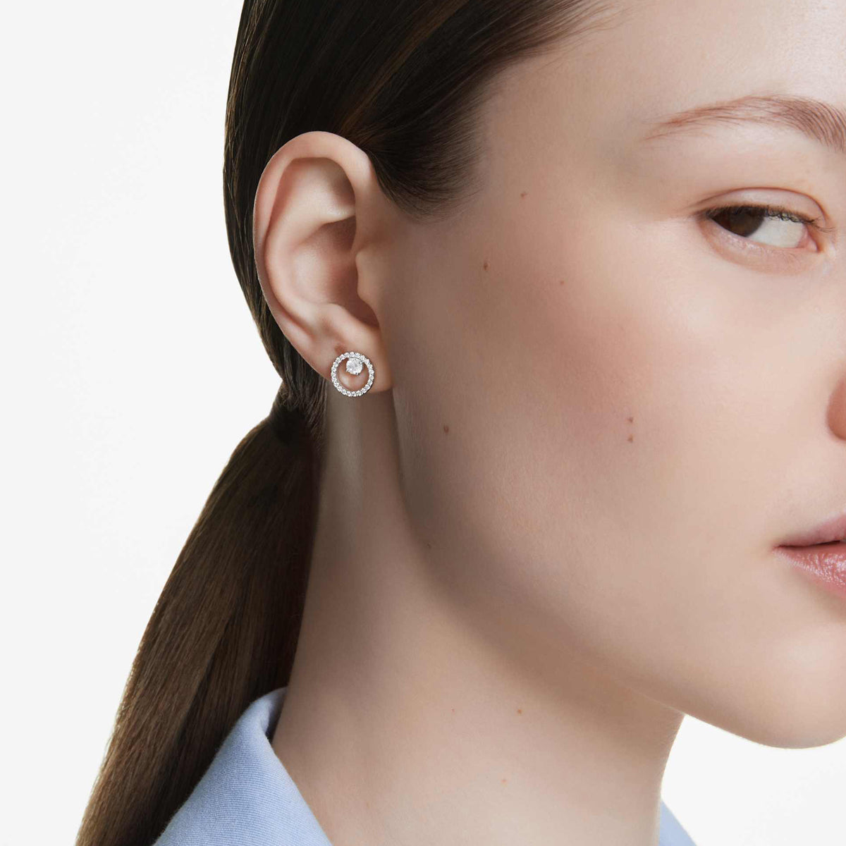 Woman wearing SWAROVSKI Mod. 5692262 earrings