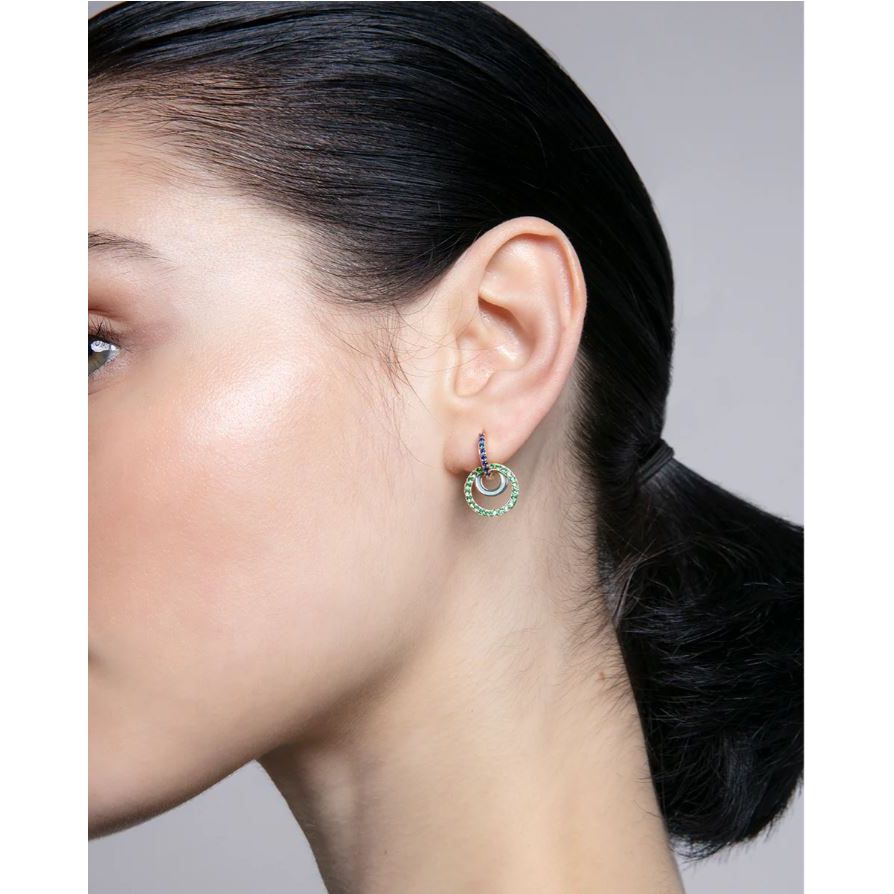 Lady wearing VICEROY JEWELS Mod. 13195E100-99 silver earrings with elegant design.