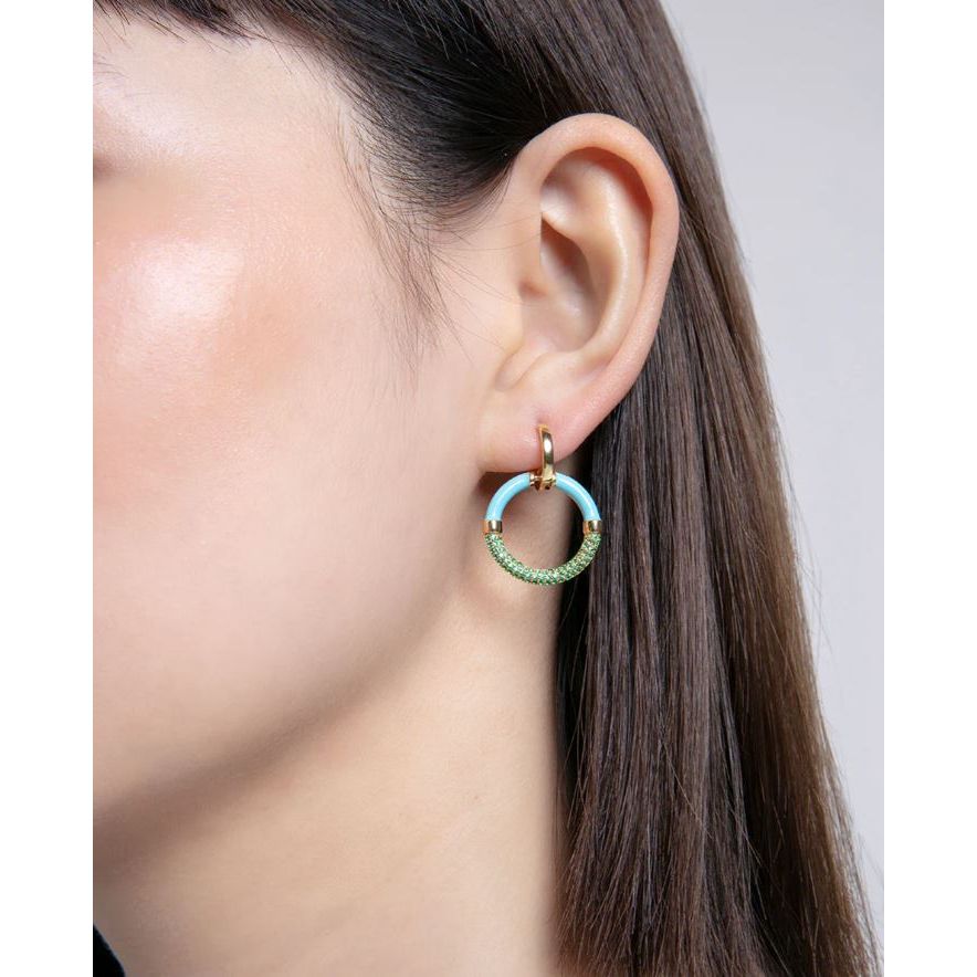 Close-up of a woman's ear wearing VICEROY JEWELS Mod. 13199E100-99 silver earrings with quartz analog detail.