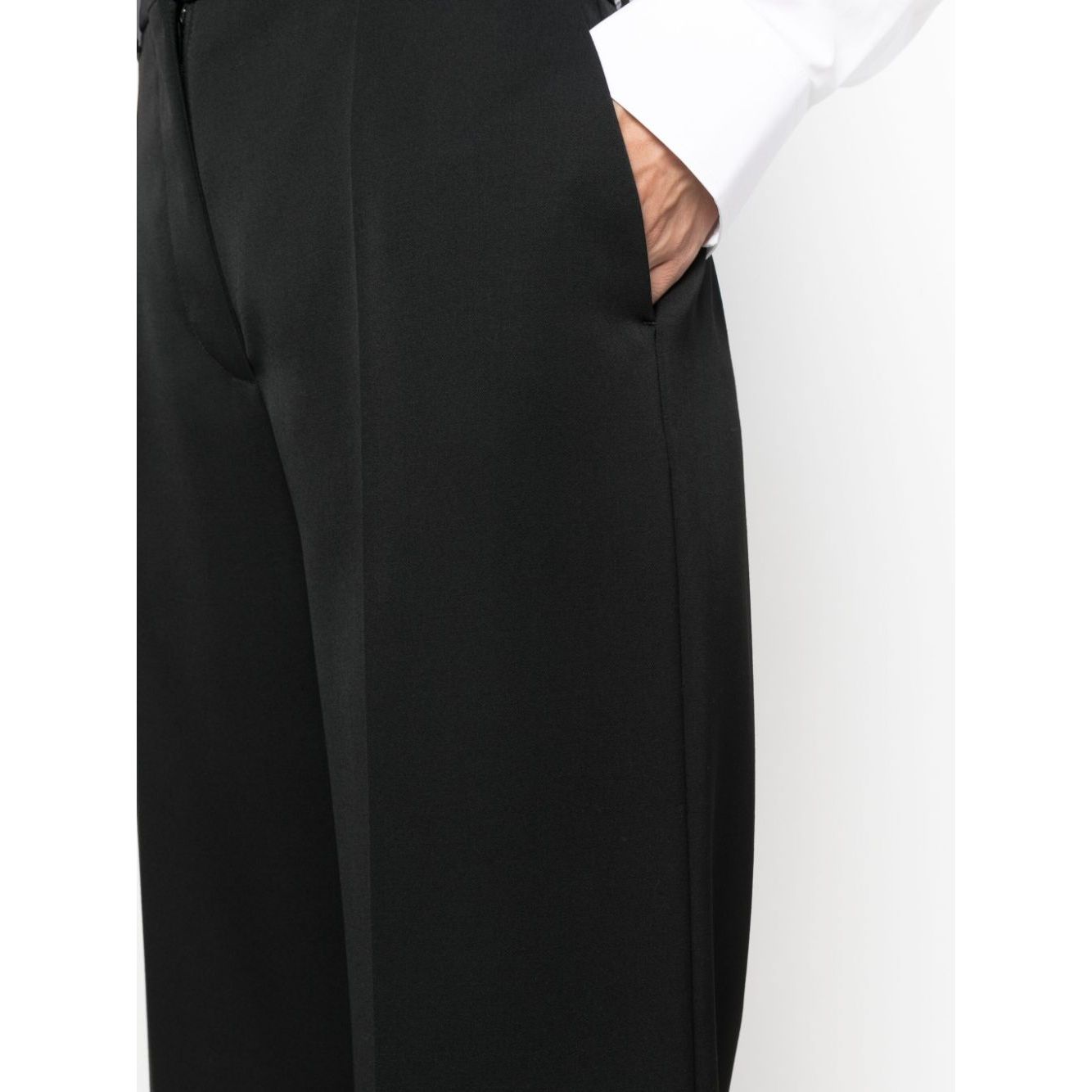 Front view with bag zipped and handles upright.