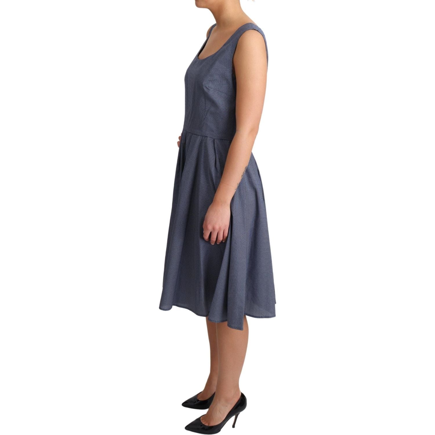 فستان دولتشي آند غابانا الأنيق ذو الخطوط المستقيمة بدون أكمام باللون الأزرق المنقط