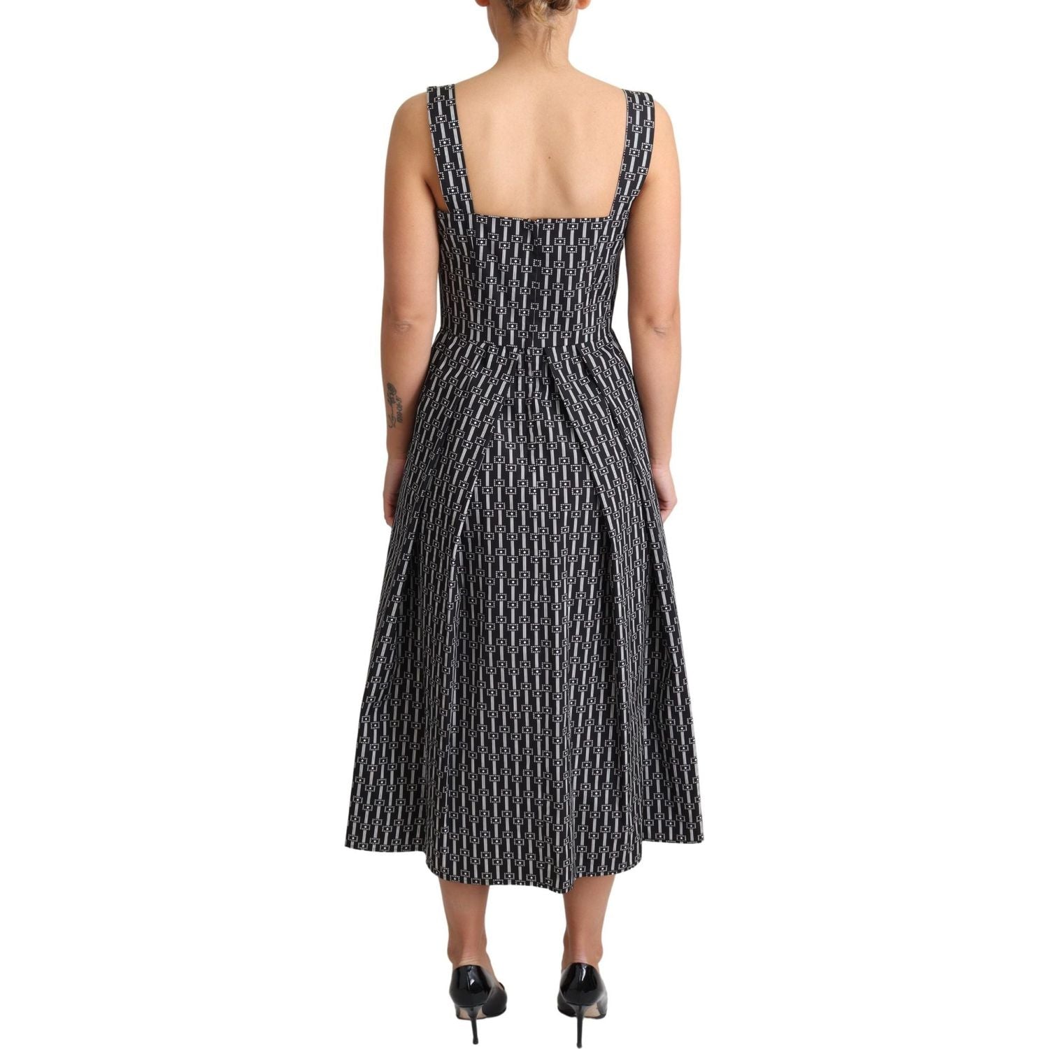 فستان دولتشي آند غابانا الأنيق بدون أكمام بتصميم هندسي على شكل حرف A