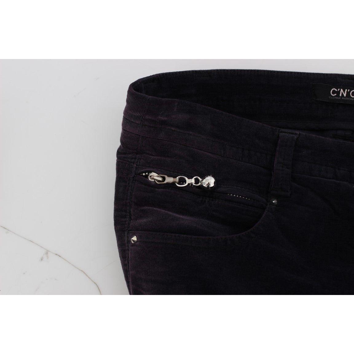 زي وطني أنيق من قماش مخملي مقصوص باللون الأرجواني