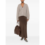 Model wearing SOFT GOAT Sweaters Light Grey cashmere cardigan with V-neck and front button fastening.