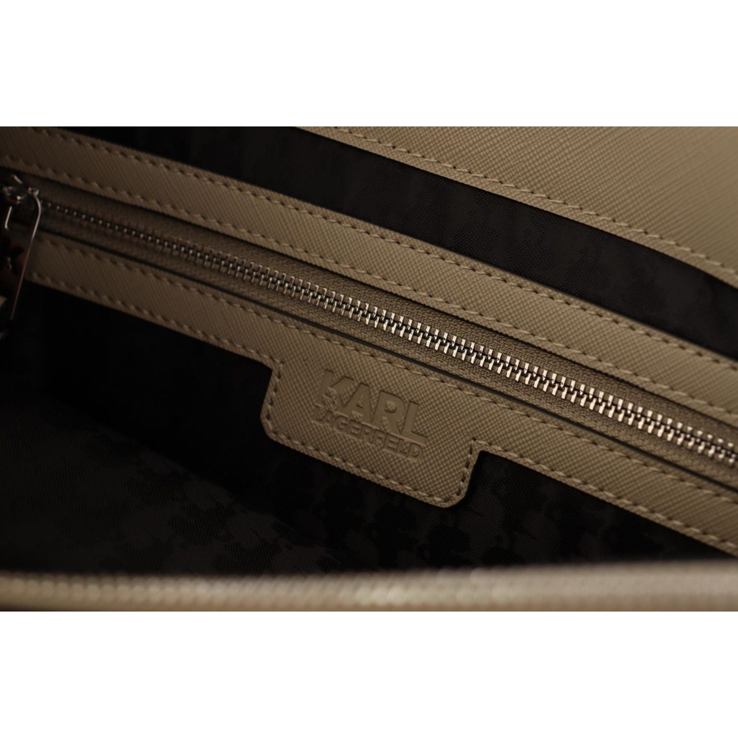 حقيبة كتف أنيقة باللون الأخضر الفاتح من كارل لاغرفيلد