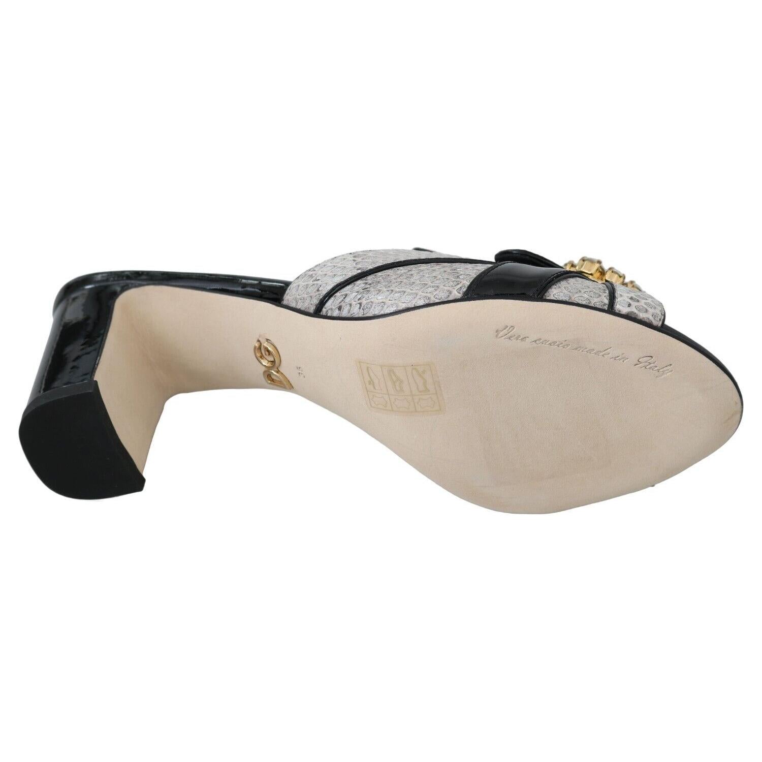 صندل جلدي غريب مزين بالكريستال من دولتشي آند غابانا