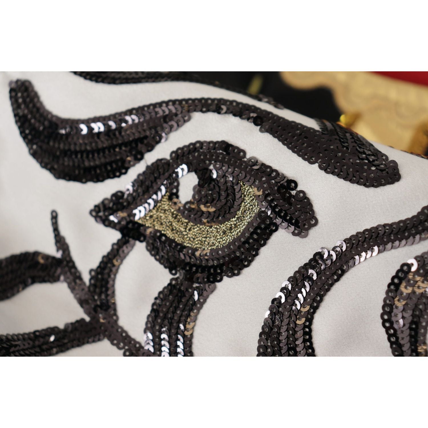 تنورة سوداء مطرزة بقصة A وخصر مرتفع من دولتشي آند غابانا