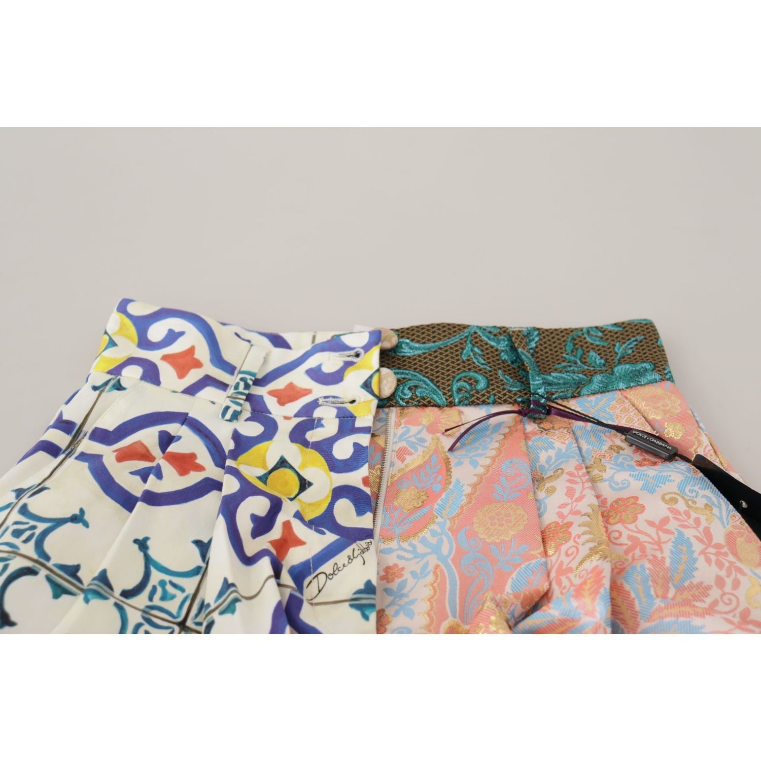 شورت دولتشي آند غابانا متعدد الألوان من قماش الماجوليكا عالي الخصر