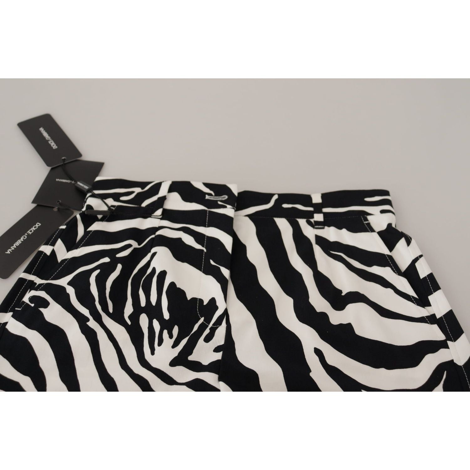 بنطلون قصير بطبعة حمار الوحش من دولتشي آند غابانا بخصر متوسط