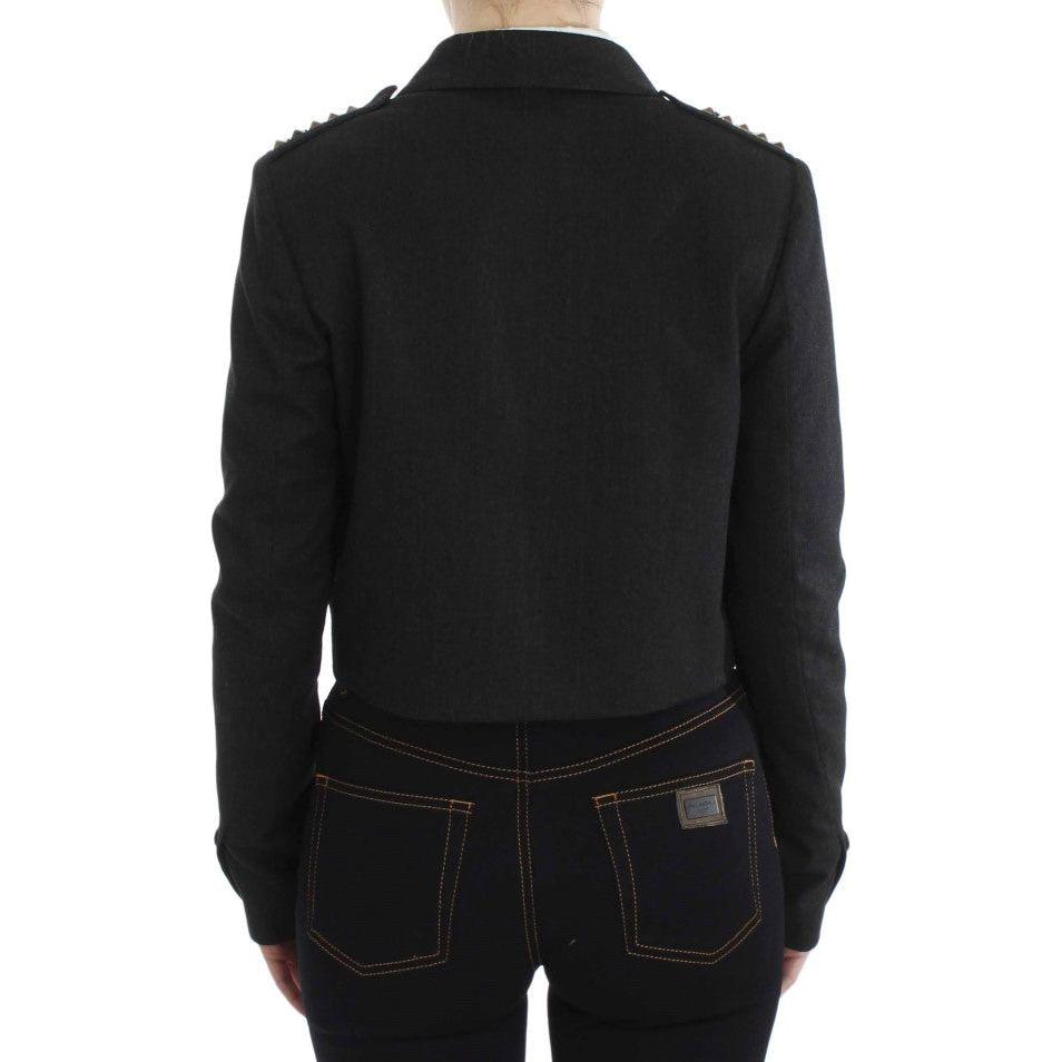 سترة بليزر أنيقة باللون الرمادي وأزرار ذهبية اللون