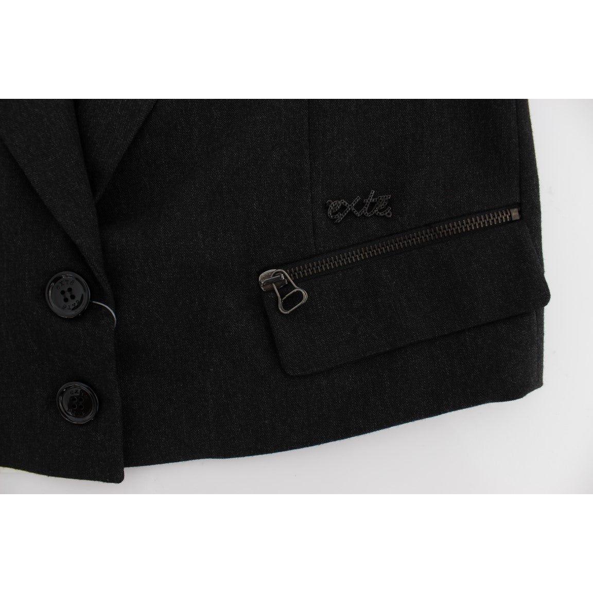 سترة بليزر أنيقة باللون الرمادي وأزرار ذهبية اللون