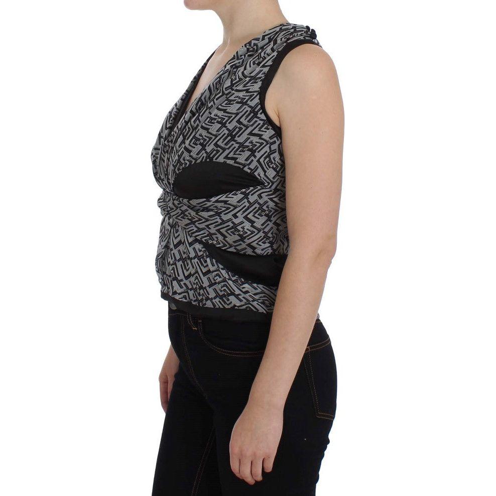 بلوزة أنيقة من الحرير من تصميم كارل لاغرفيلد مع تفاصيل الشعار