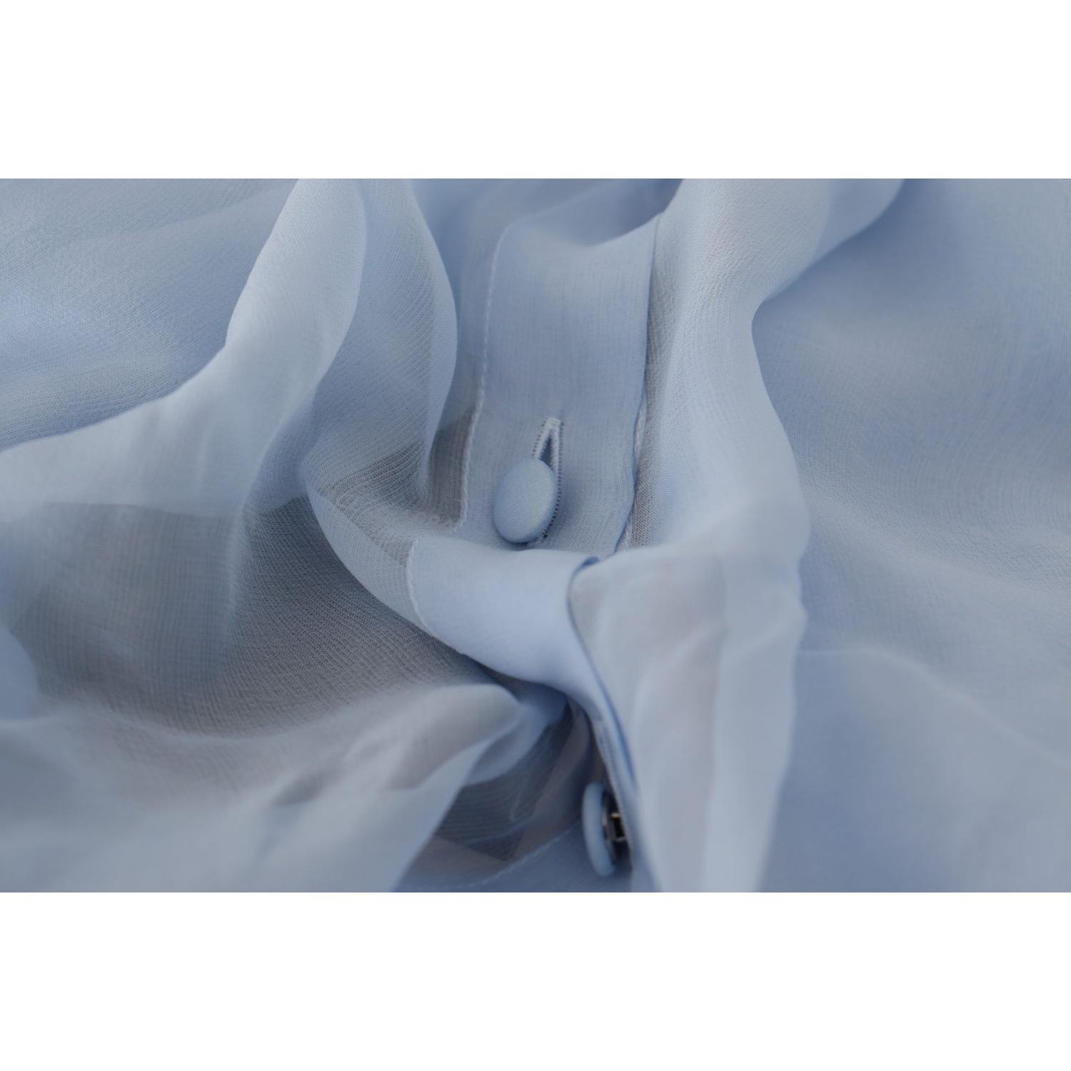 بلوزة دولتشي آند غابانا الأنيقة المصنوعة من الحرير بياقة أسكوت باللون الأزرق الفاتح