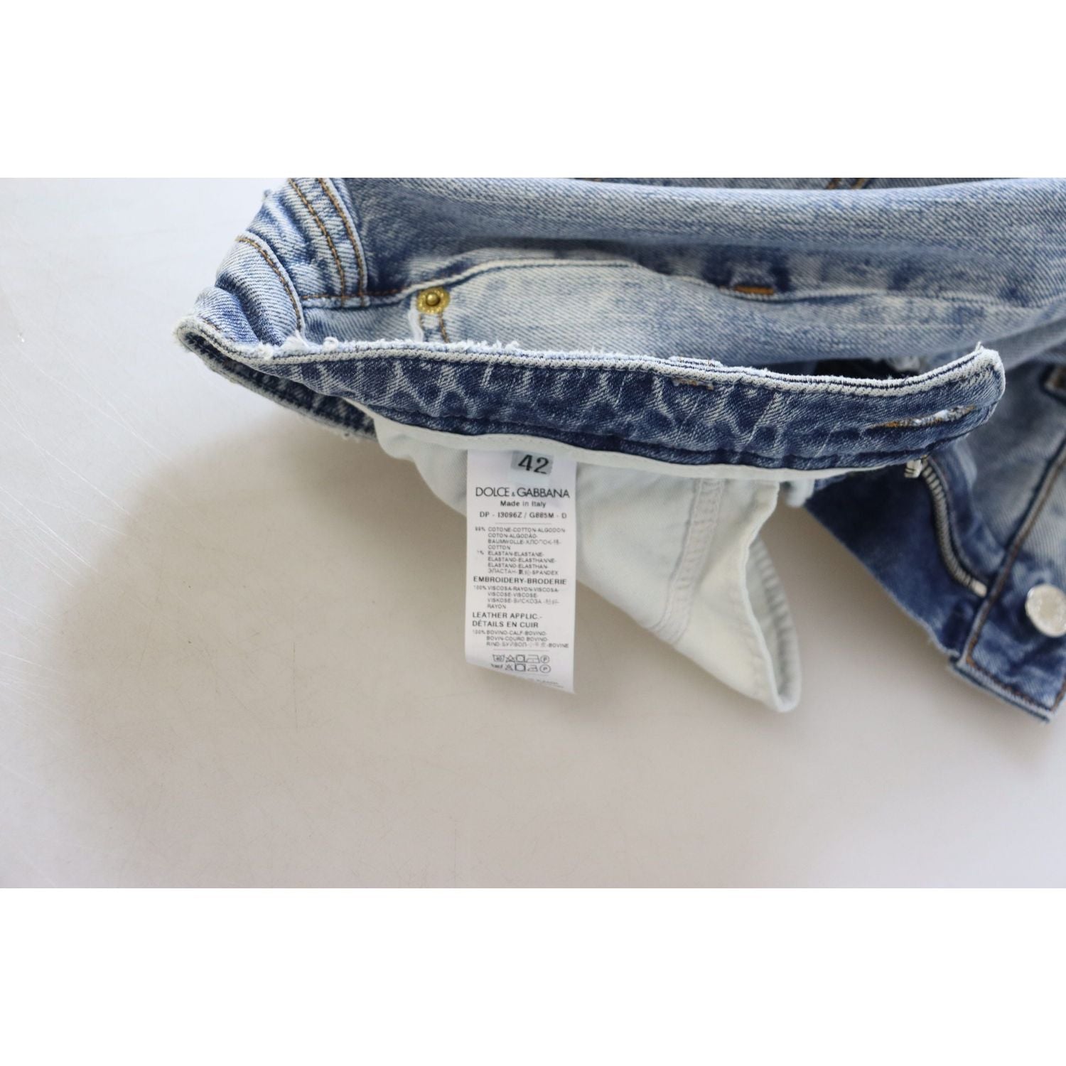 بنطلون جينز ضيق أنيق من دولتشي آند غابانا لإطلالة راقية