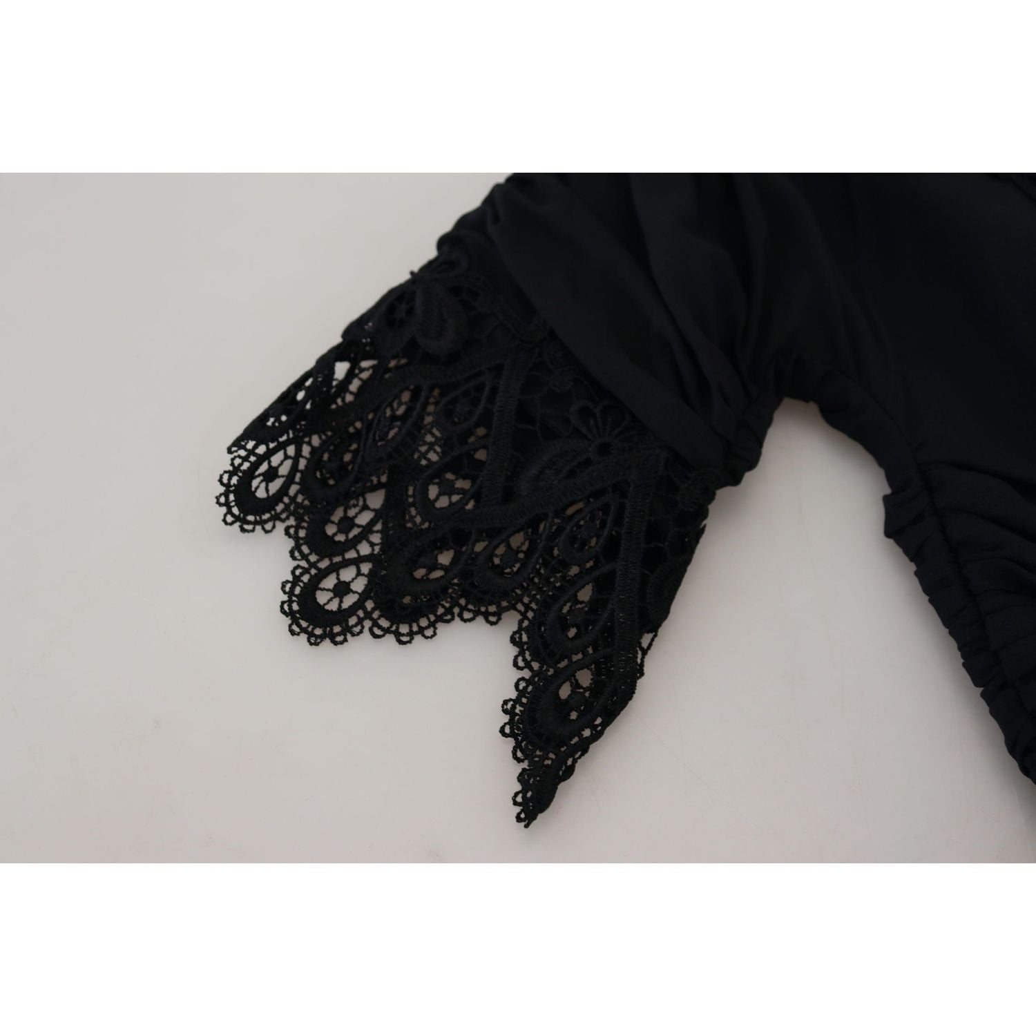 فستان دولتشي آند غابانا الأنيق بأكمام قصيرة وقصة ضيقة