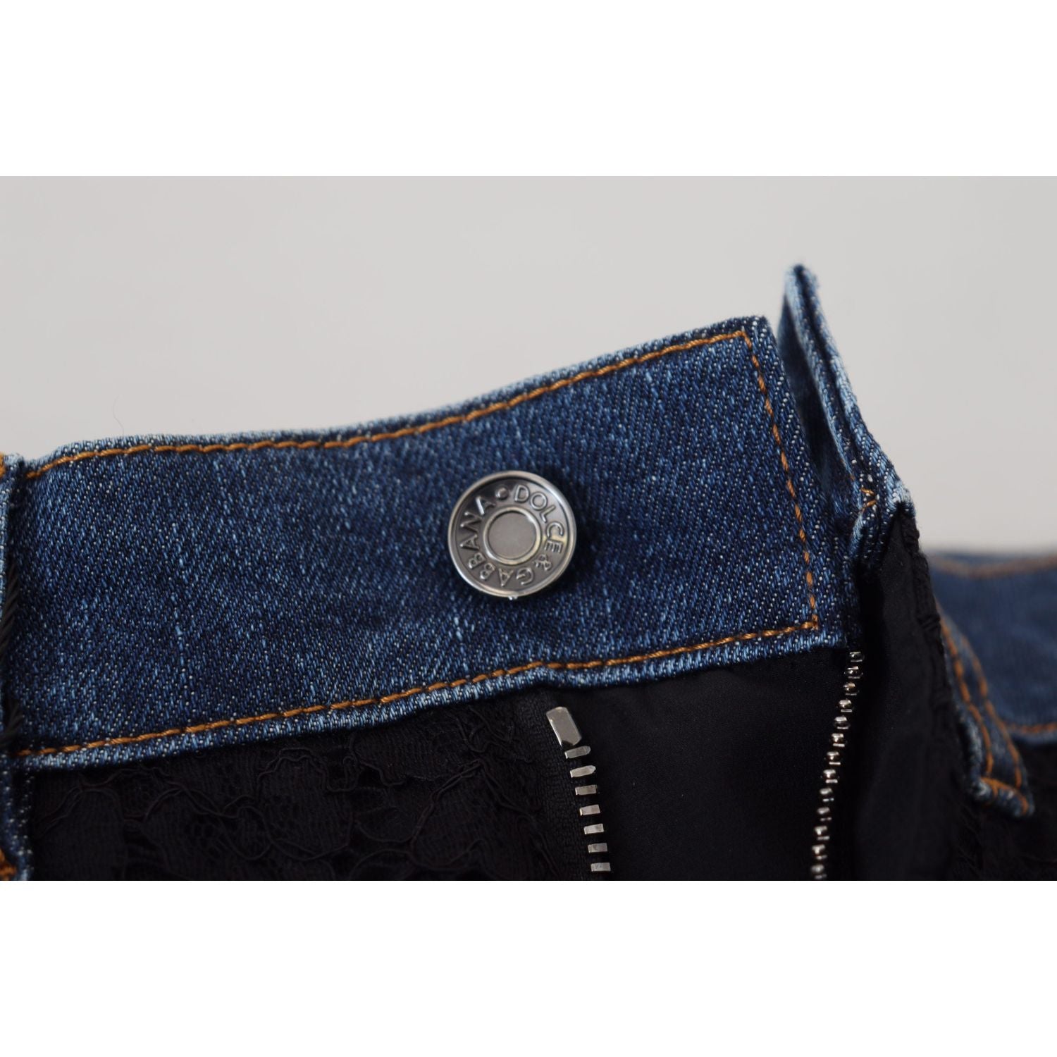بنطلون جينز أنيق من دولتشي آند غابانا بجزء أمامي من الدانتيل مزين بالزهور