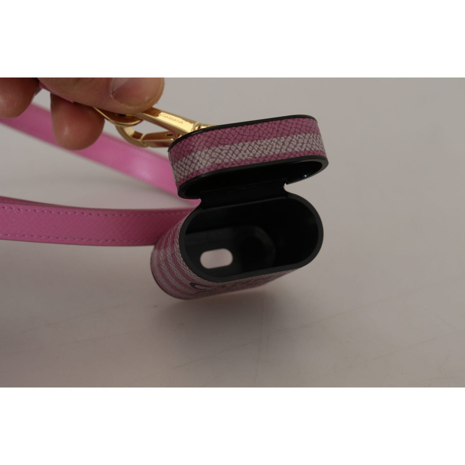 حافظة AirPods جلدية أنيقة من دولتشي آند غابانا باللون الوردي
