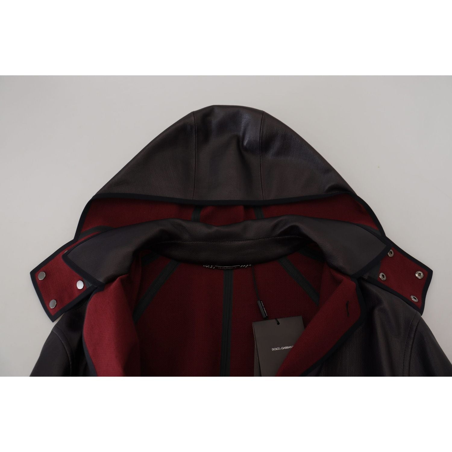 معطف باركا أنيق بغطاء رأس من دولتشي آند غابانا باللونين الأسود والبورجوندي