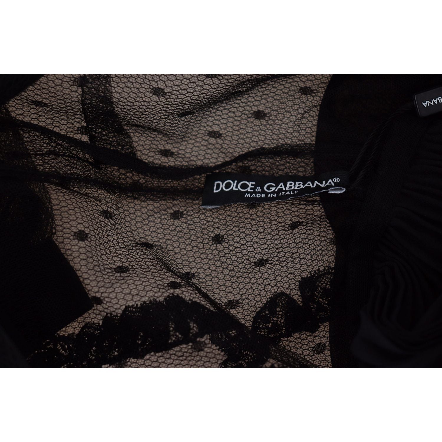 فستان قصير أنيق من دولتشي آند غابانا بتفاصيل من الدانتيل