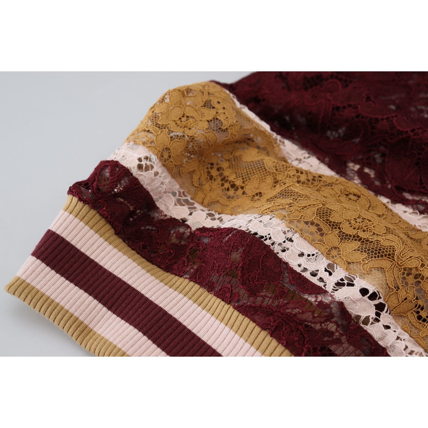 سترة متعددة الألوان بفتحة رقبة على شكل حرف V من دولتشي آند غابانا