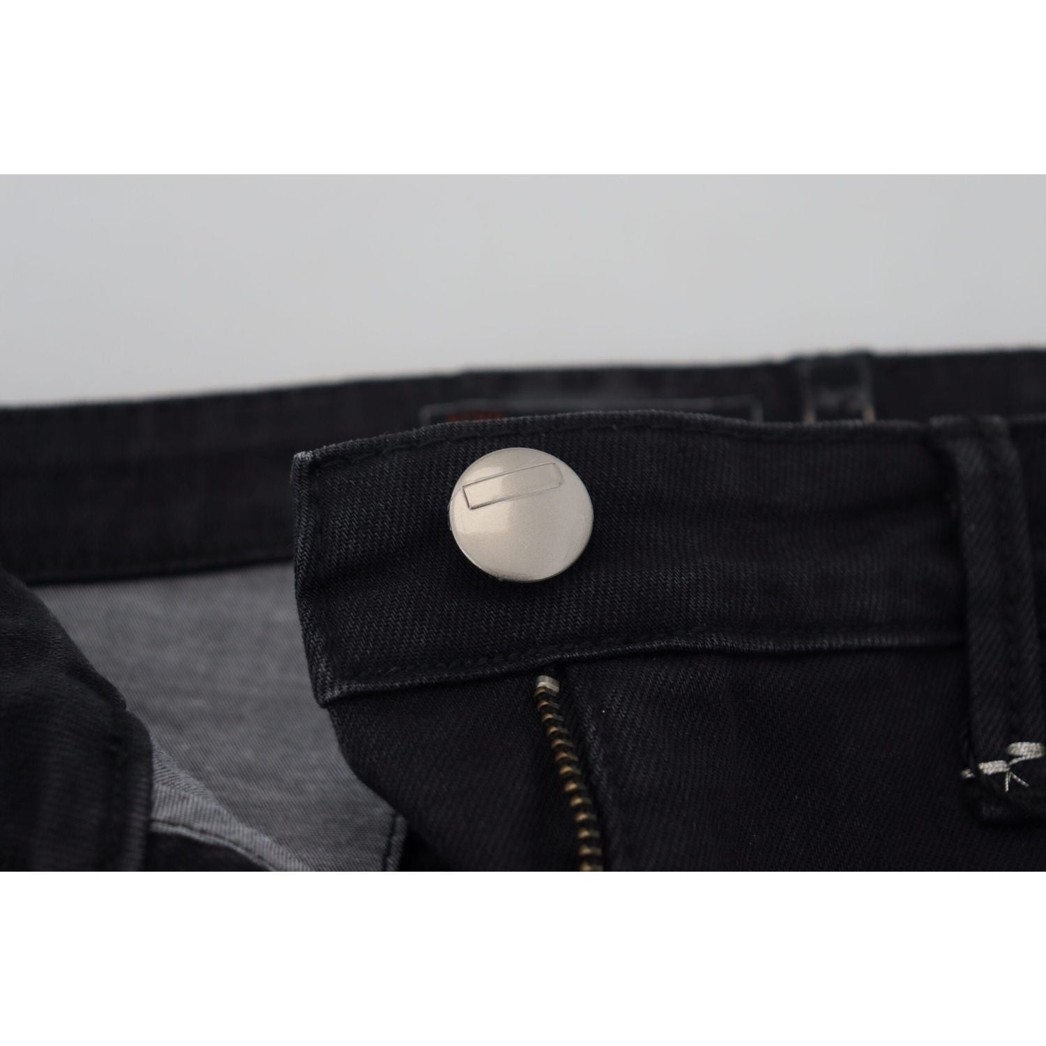 بنطلون جينز ضيق منخفض الخصر باللون الأسود من Acht Sleek