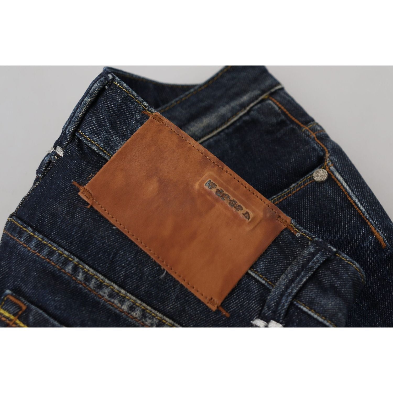 بنطلون جينز أنيق بقصّة Slim Fit وخصر منخفض