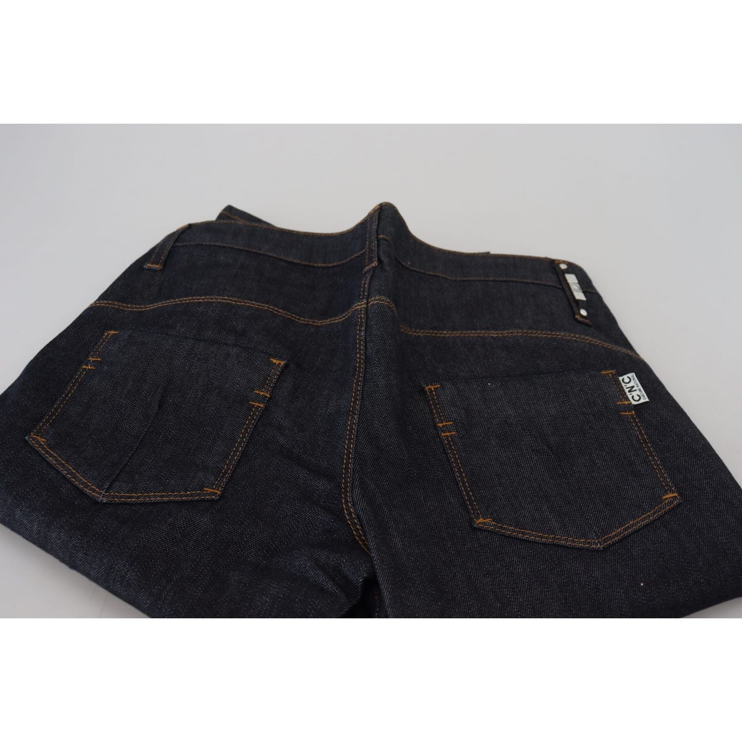 بنطلون جينز بتصميم أنيق منخفض الخصر وساق مستقيمة من تصميم Costume National Chic