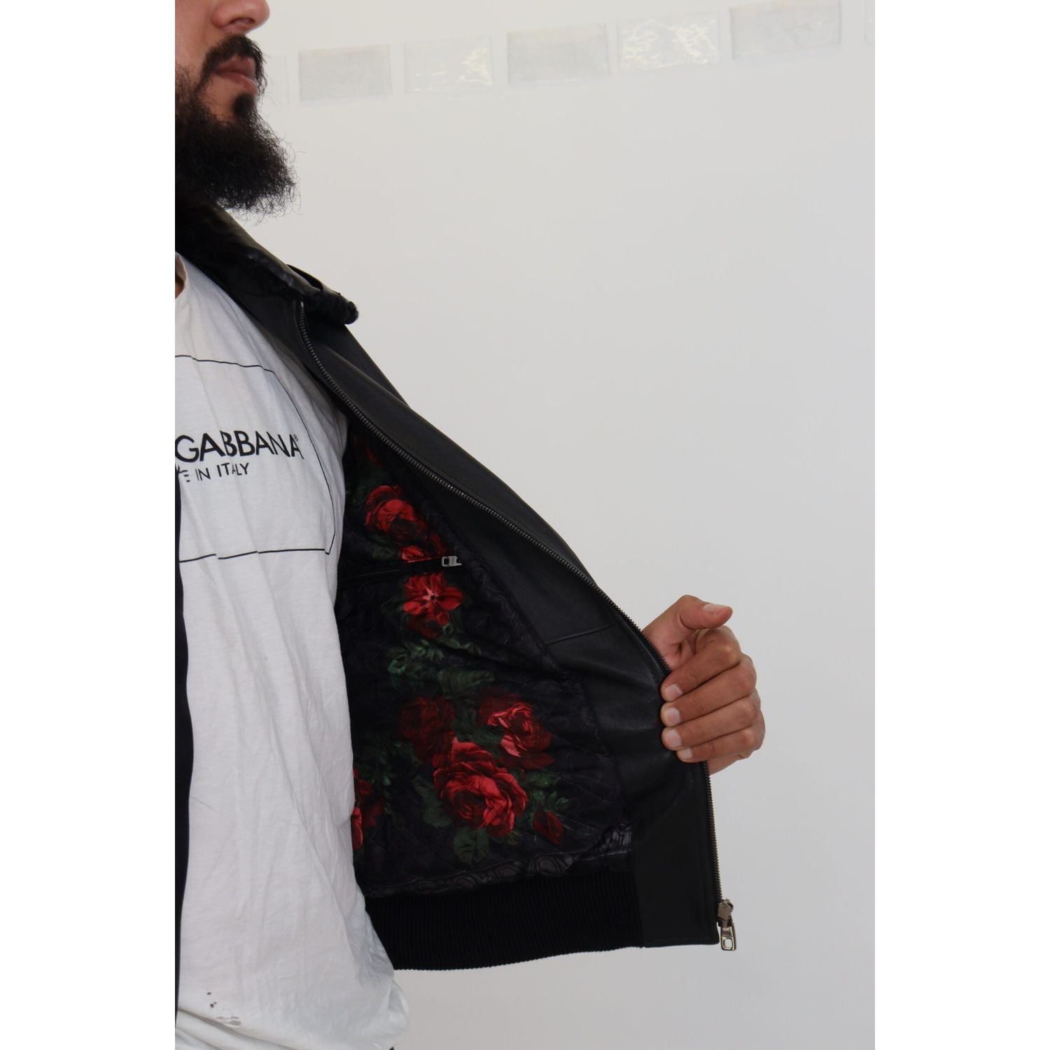 سترة دولتشي آند غابانا أنيقة من الجلد الأسود المبطن بالحرير