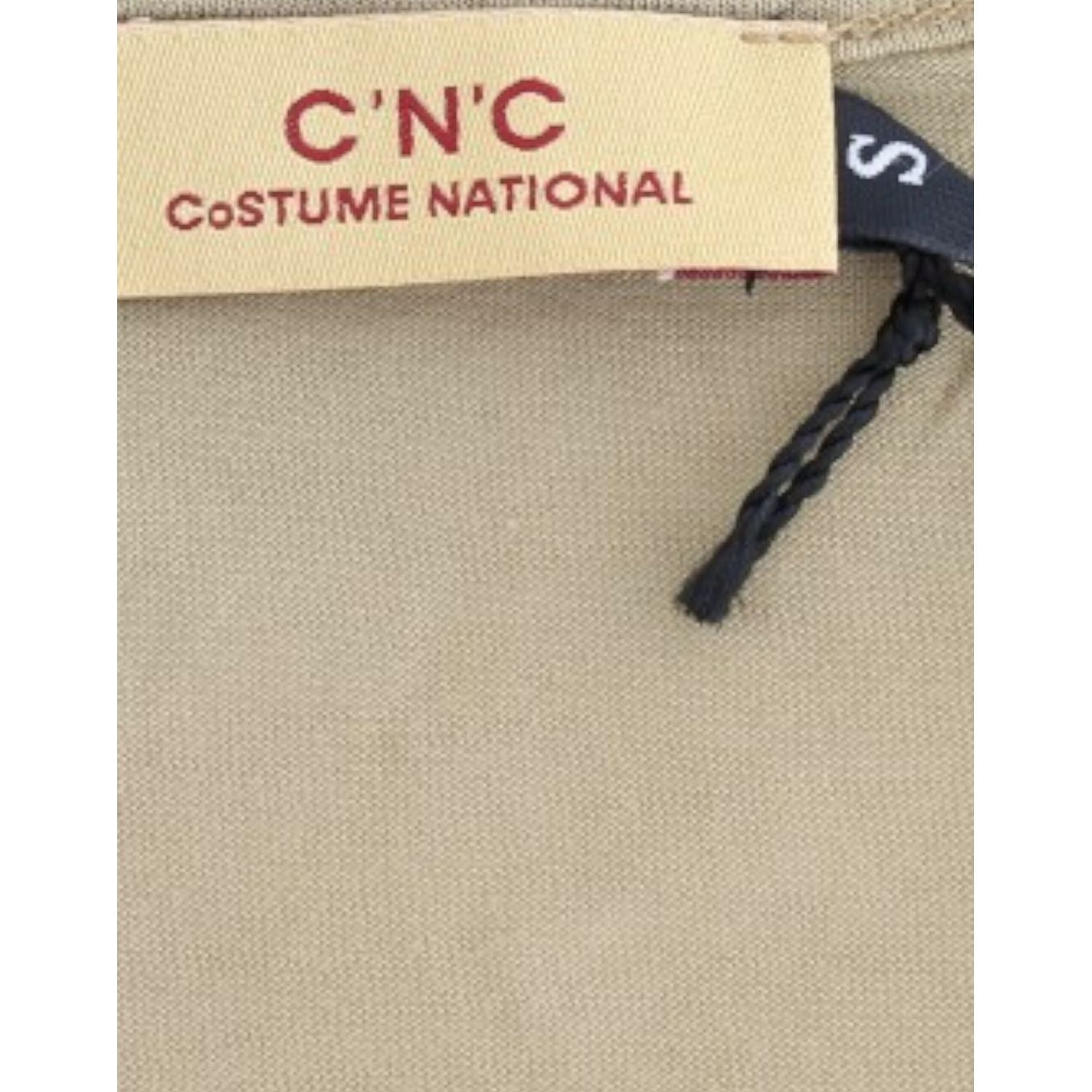 تي شيرت نسائي من Costume National Chic مطبوع عليه شعار متعدد الألوان باللون الأخضر وفتحة رقبة على شكل حرف V