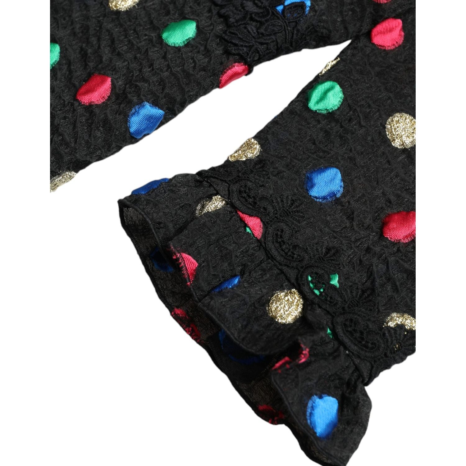 فستان متوسط ​​الطول أنيق من دولتشي آند غابانا بنقاط البولكا وفتحة رقبة عالية