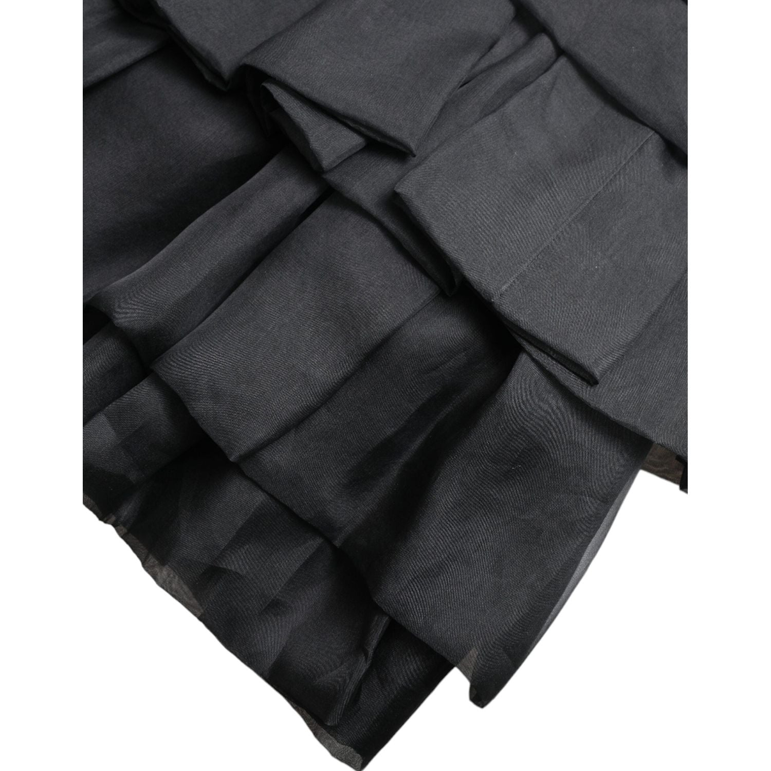 تنورة قصيرة أنيقة من دولتشي آند غابانا بطبقات متعددة