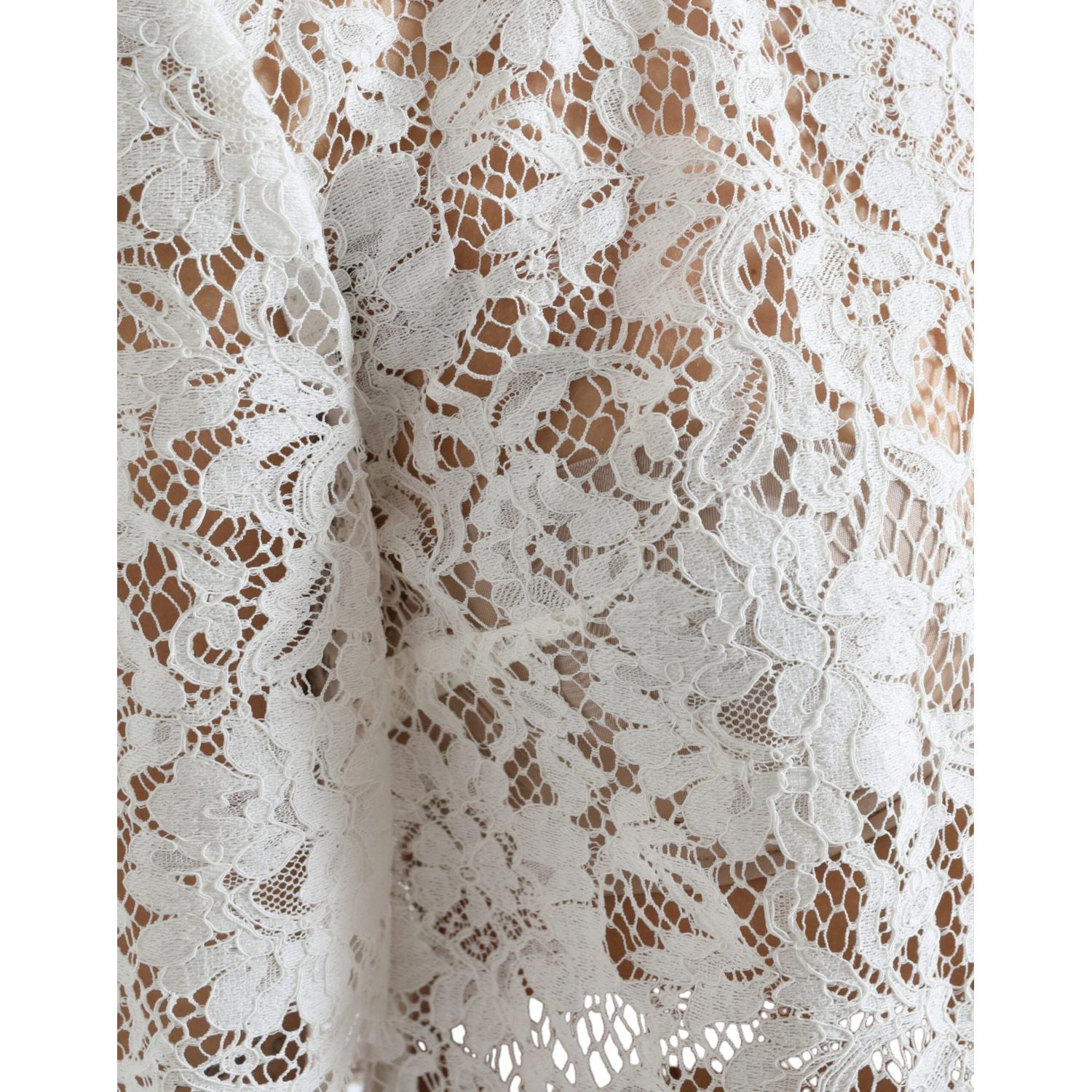 بلوزة دانتيل بيضاء أنيقة من دولتشي آند غابانا