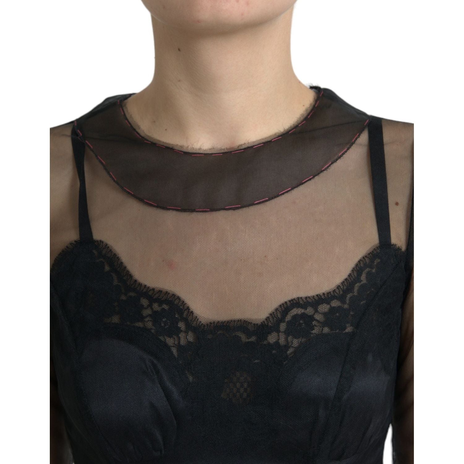 فستان سهرة طويل من التول المطرز بالورود من دولتشي آند غابانا