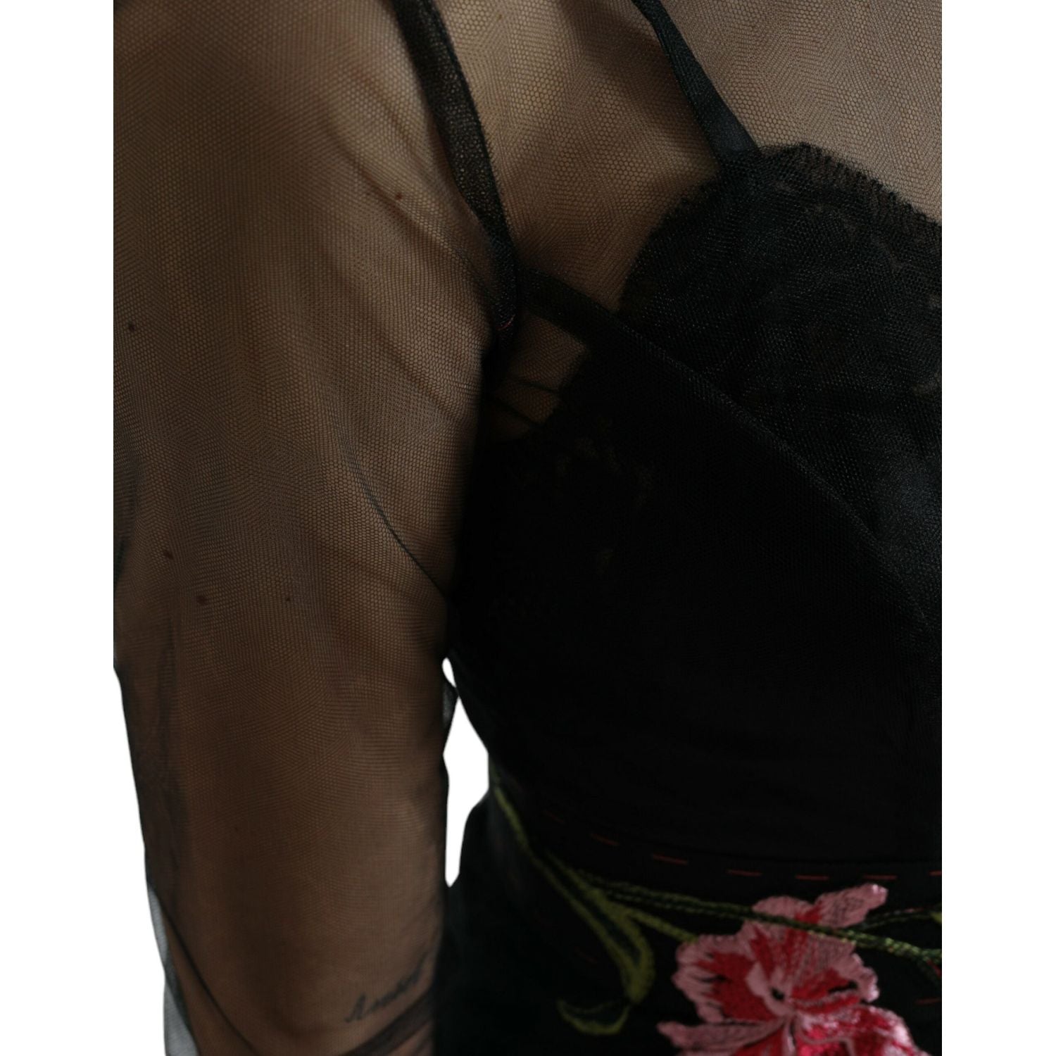 فستان سهرة طويل من التول المطرز بالورود من دولتشي آند غابانا