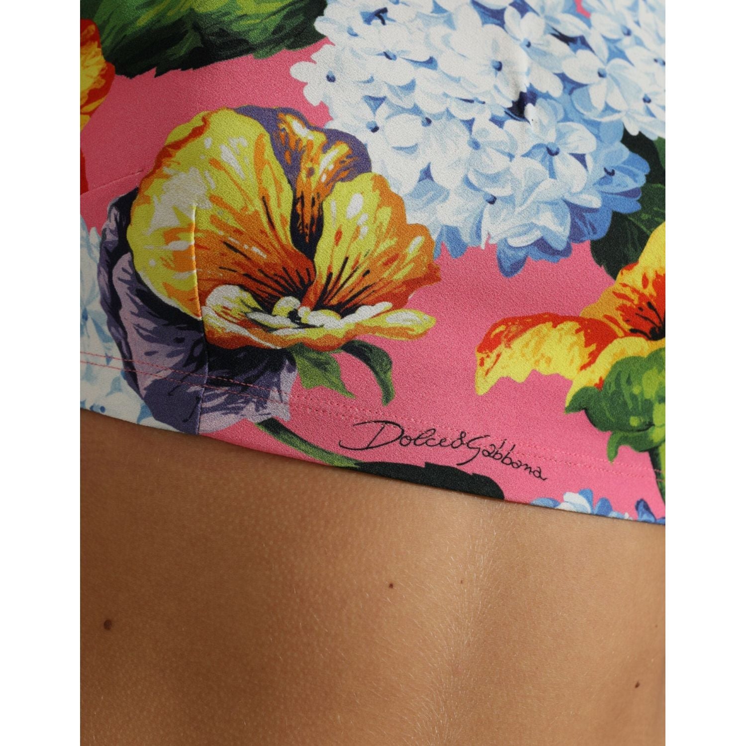 بلوزة قصيرة أنيقة من مجموعة دولتشي آند غابانا