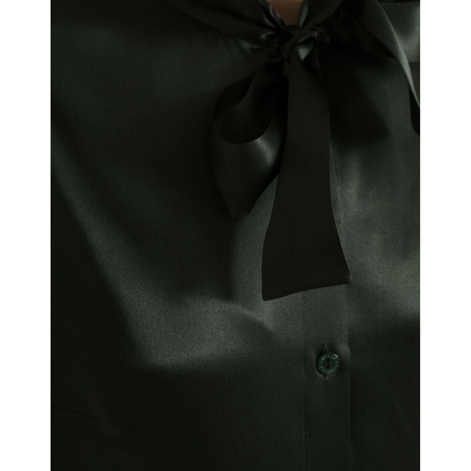 بلوزة دولتشي آند غابانا الحريرية الأنيقة بياقة أسكوت