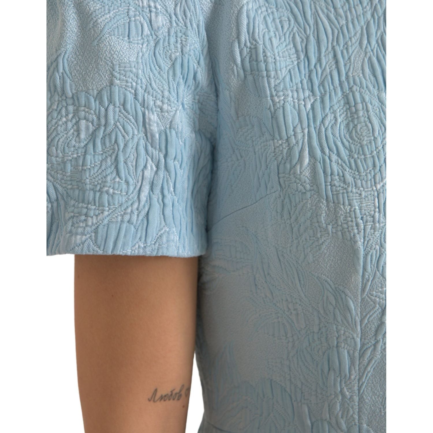 فستان قصير أنيق من الجاكار باللون الأزرق السماوي من دولتشي آند غابانا