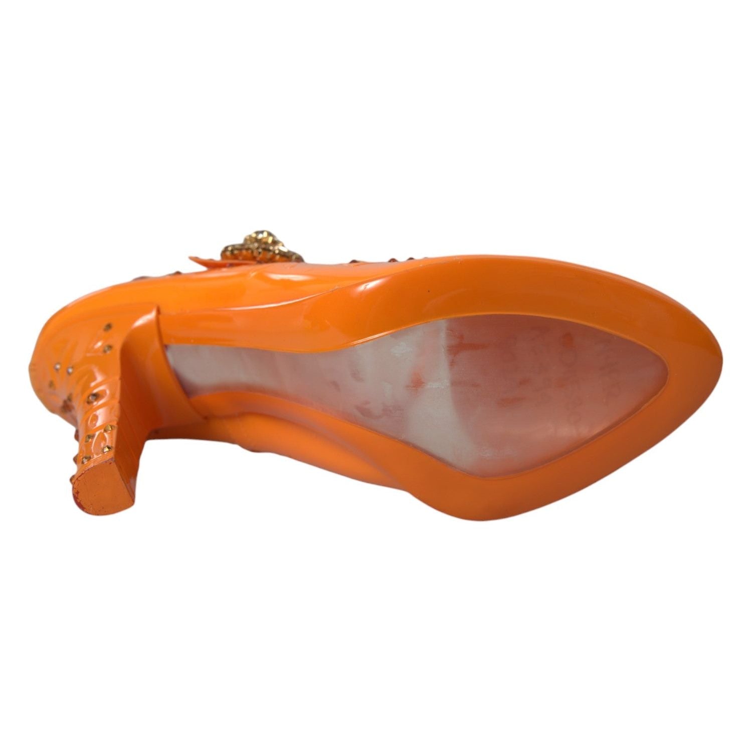 حذاء سندريلا البرتقالي المزين بالكريستال من دولتشي آند غابانا