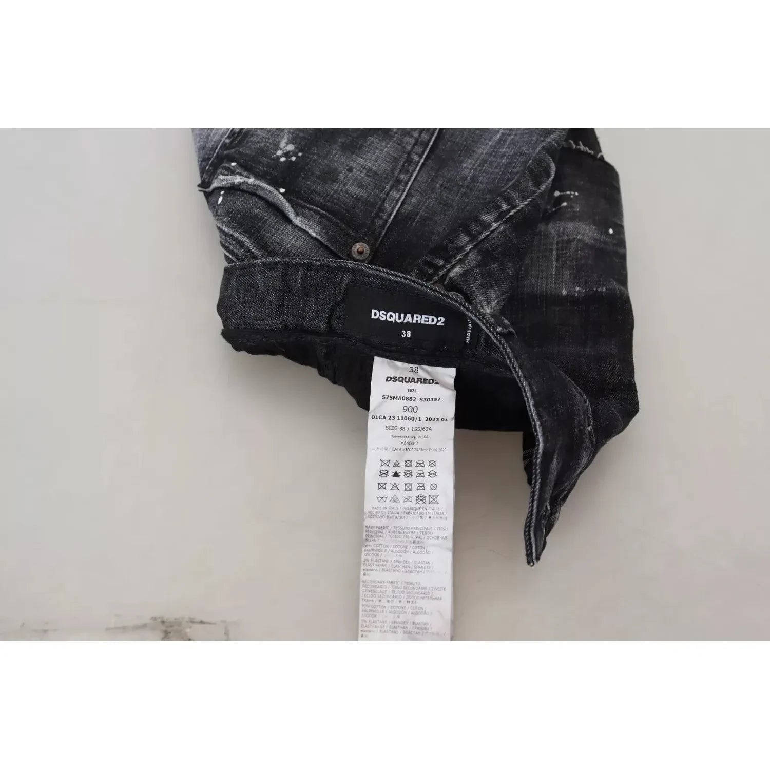 تنورة قصيرة من قماش الدنيم بتصميم مربعات باللون الأسود وخصر مرتفع وقصة A من Dsquared²