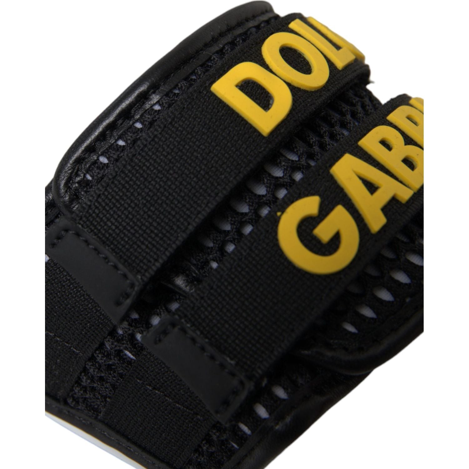 أحذية شاطئ مسطحة من دولتشي آند غابانا باللونين الأبيض والأسود بشعار