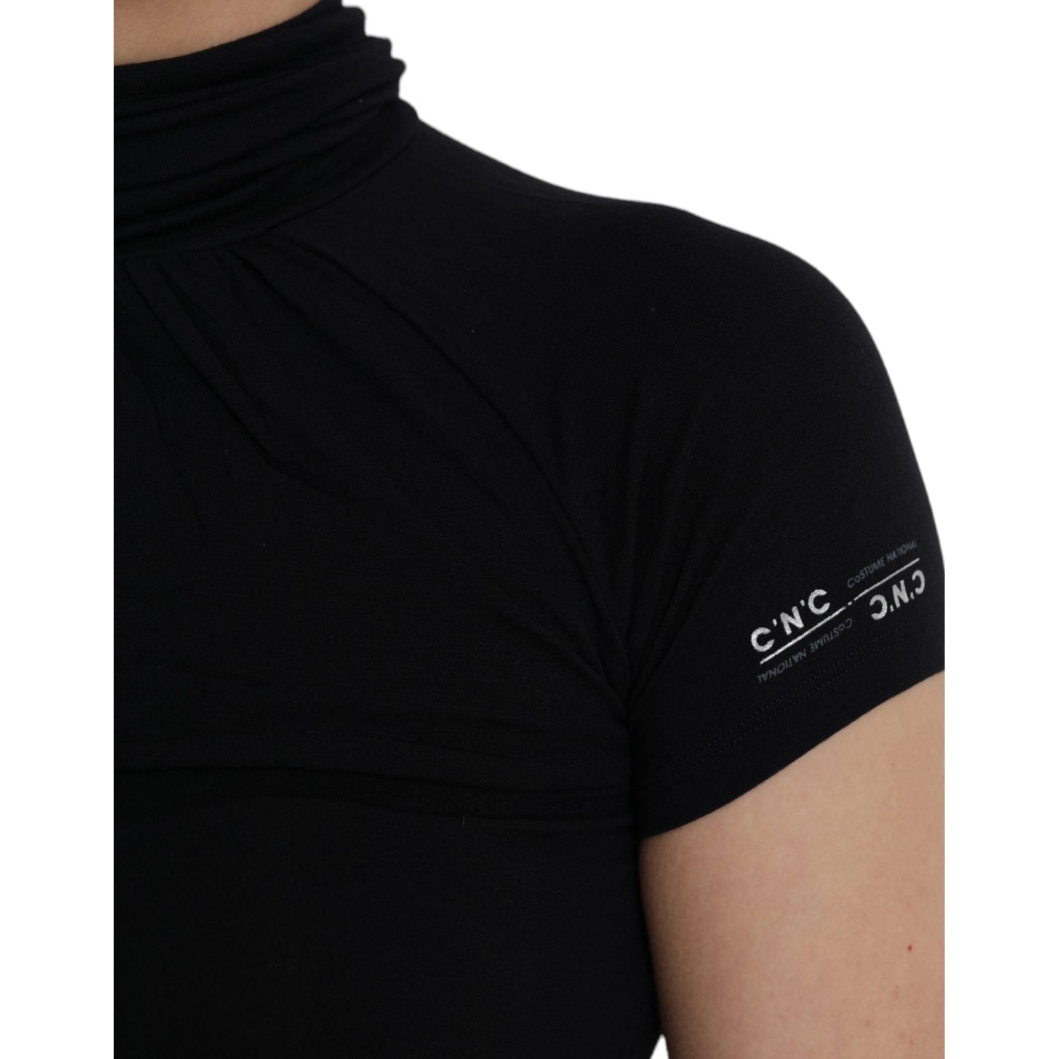 بلوزة من الفيسكوز بأكمام قصيرة وياقة مدورة باللون الأسود من كوستيوم ناشيونال