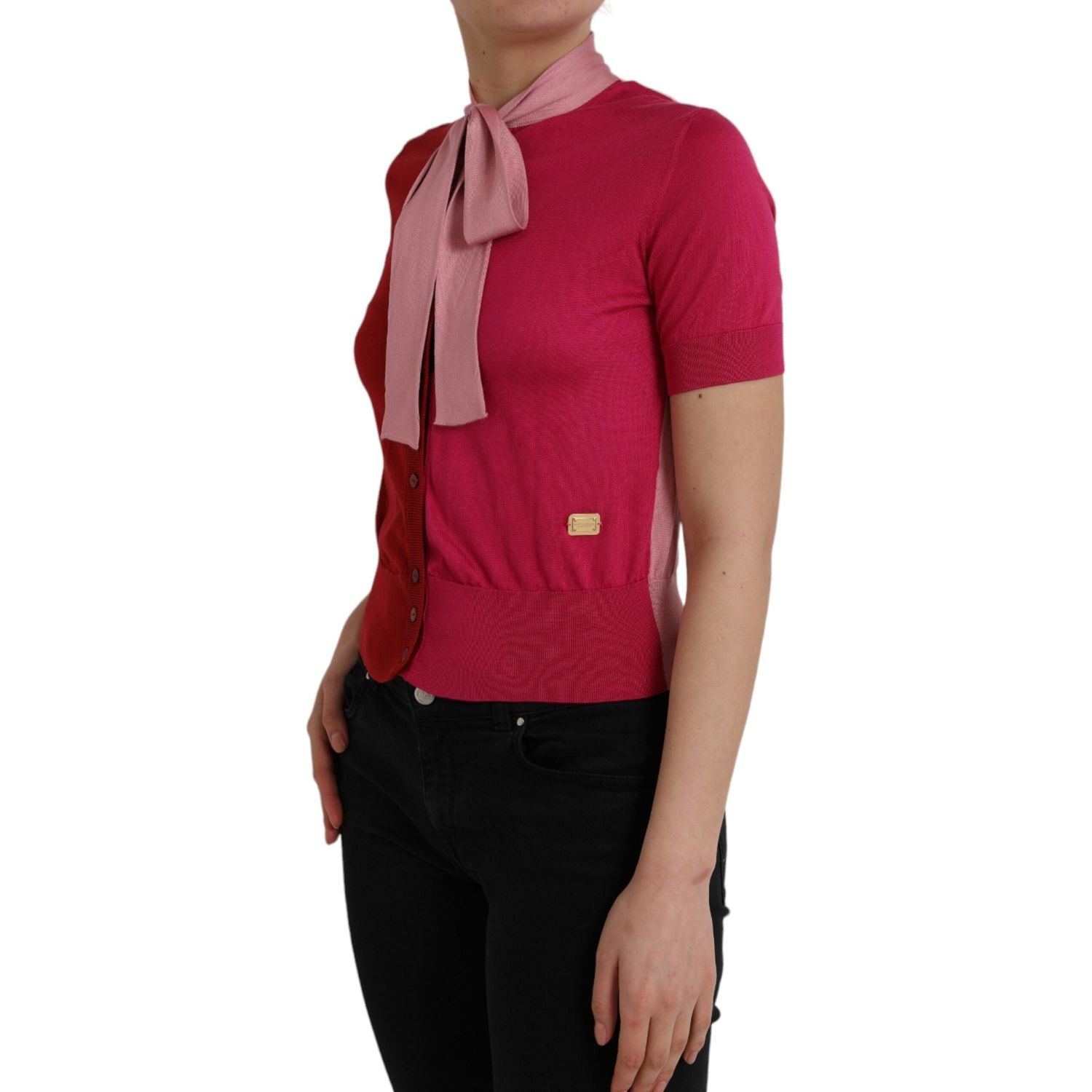 بلوزة دولتشي آند غابانا الوردية بأكمام قصيرة وياقة أسكوت