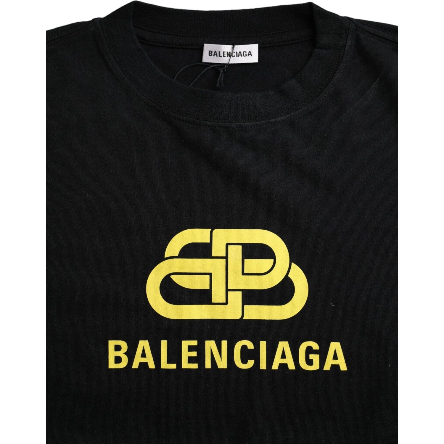 تي شيرت Balenciaga أسود من القطن بطبعة شعار ورقبة دائرية وأكمام قصيرة