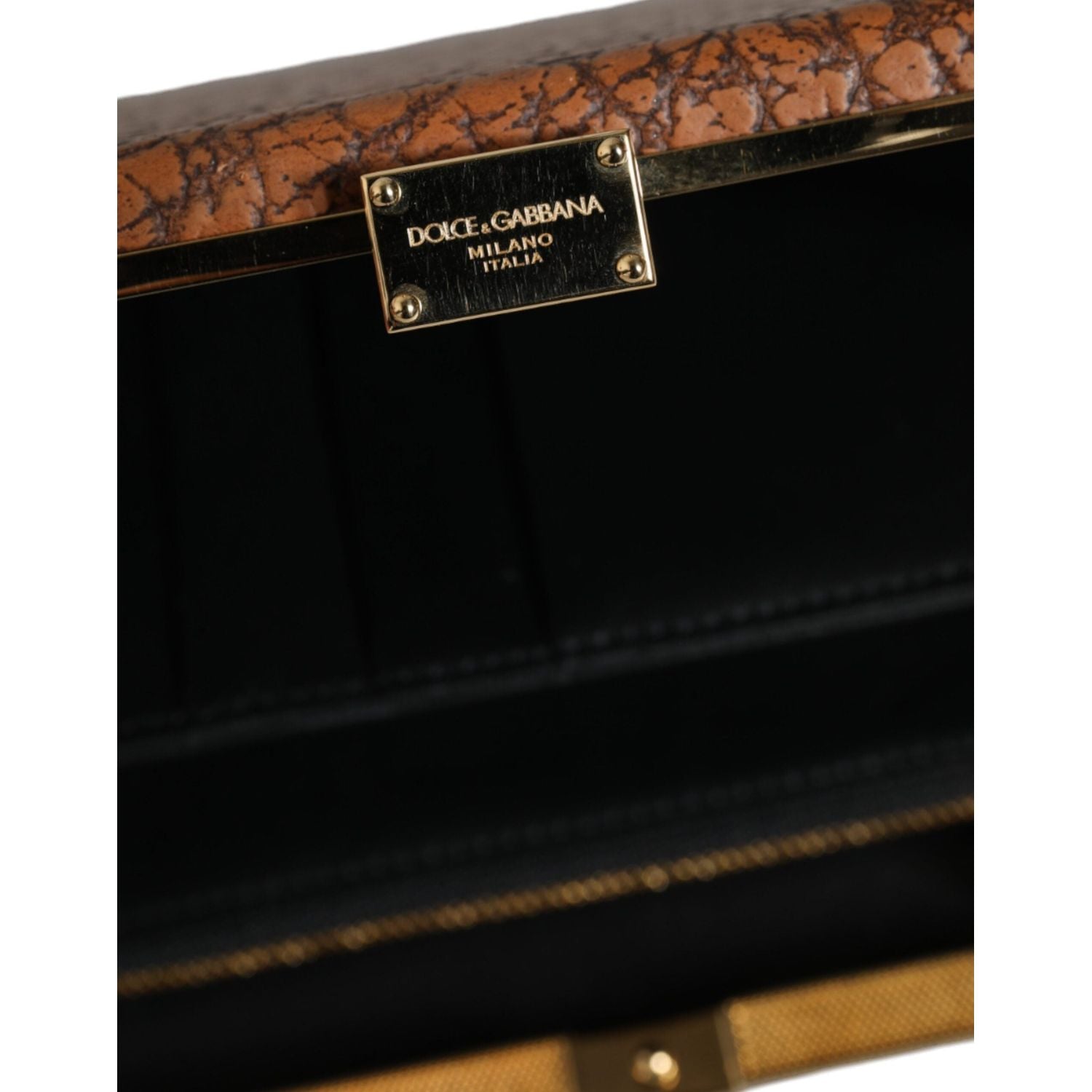 حقيبة كروس بودي صغيرة بإطار ذهبي من دولتشي آند غابانا مصنوعة من الجلد البني