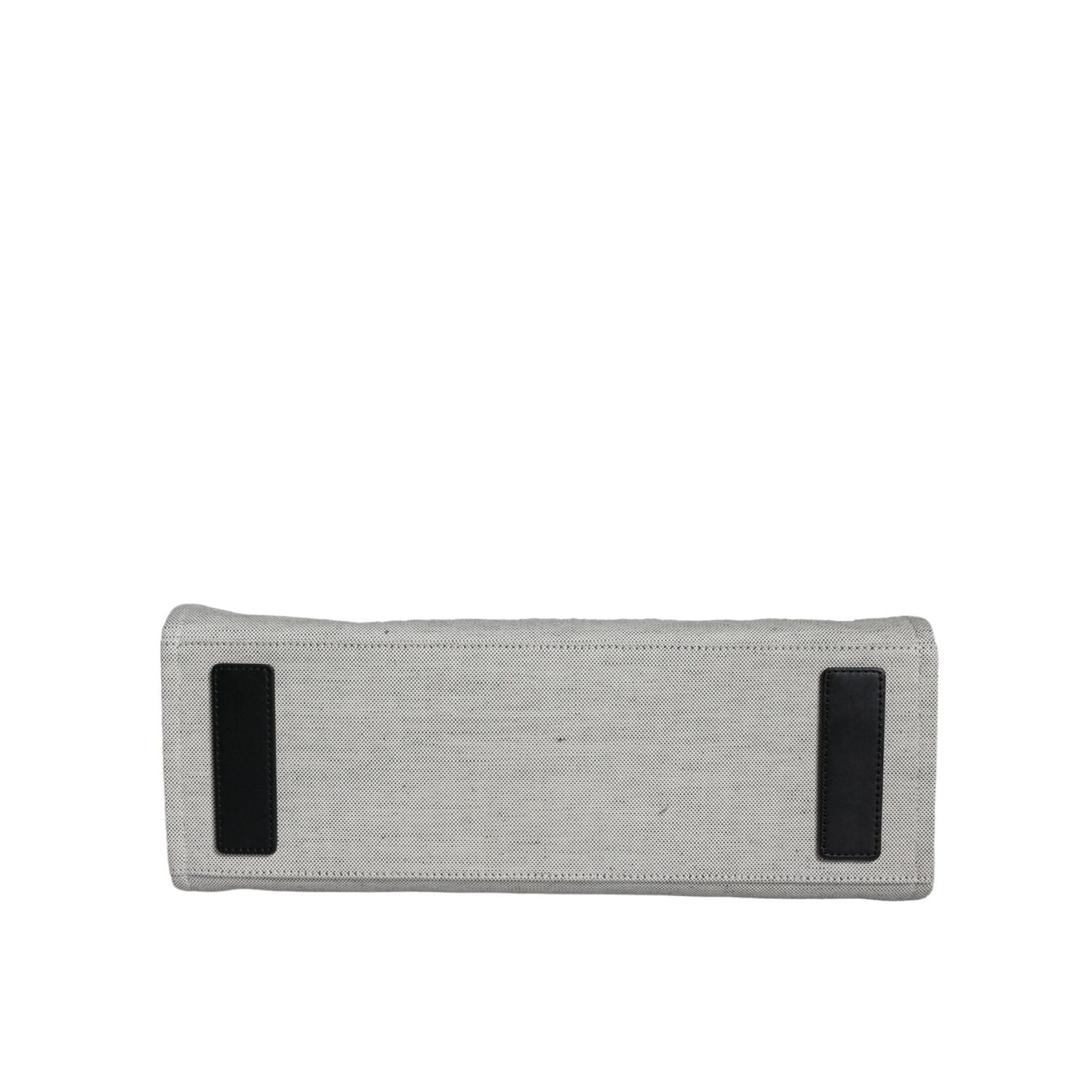 حقيبة كروس بودي من فيرساتشي بمقبض علوي من القماش والجلد باللون الأبيض