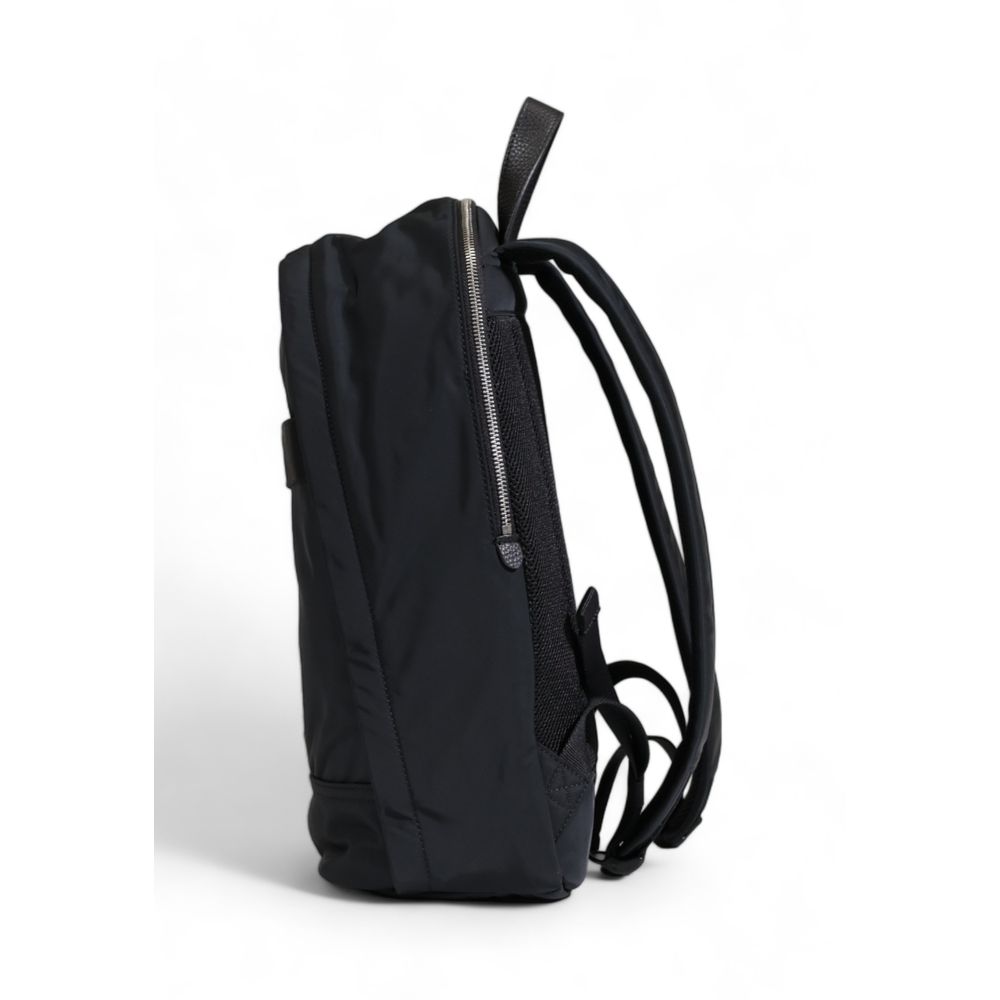 Front view with bag zipped and handles upright.